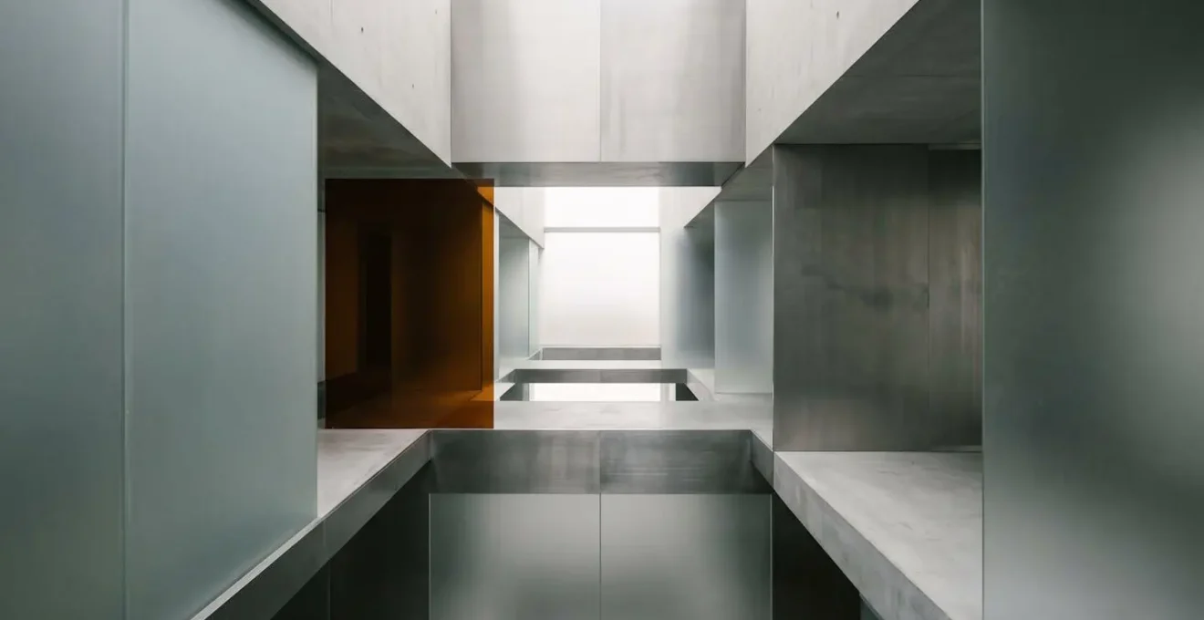 Composition minimaliste montrant le concept abstrait d'évaluation algorithmique des risques avec des surfaces géométriques.
