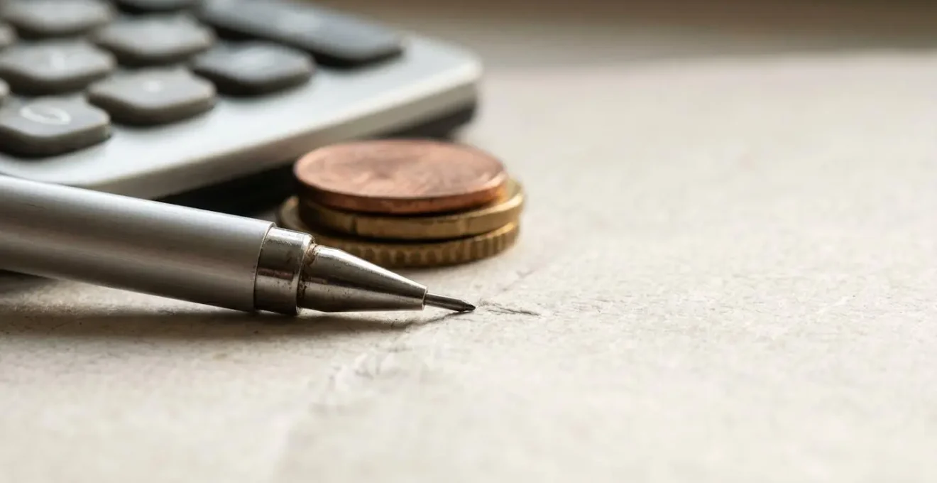 Illustration macro représentant des calculs et chiffres pour la rentabilité des franchises d'assurance