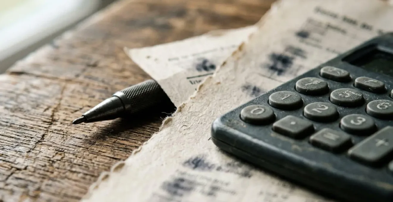 Vue rapprochée de documents financiers et calculatrice symbolisant le calcul du seuil de rentabilité d'assurance