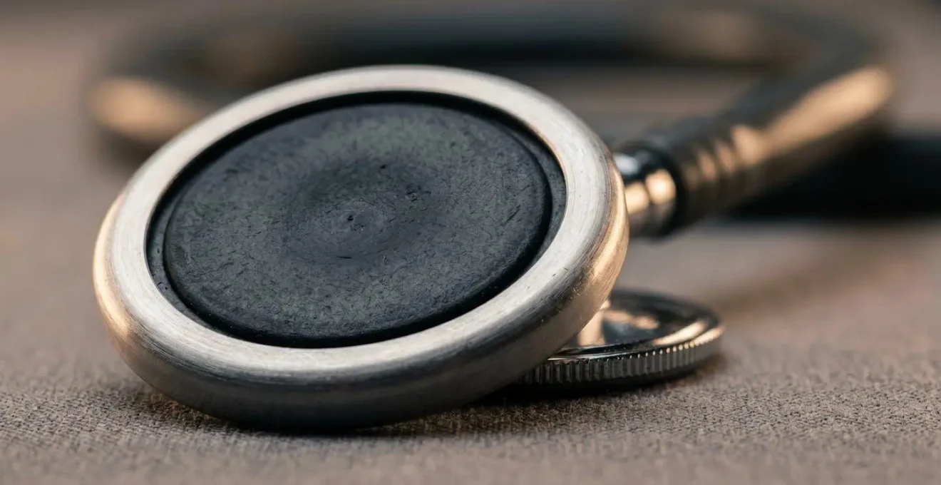 Scène symbolique d'une évaluation médicale professionnelle avec instruments médicaux