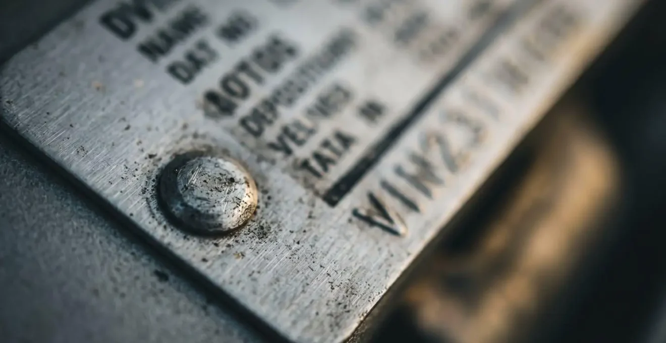Gros plan détaillé sur une plaque constructeur de véhicule américain montrant les spécifications techniques et le numéro de châssis gravé