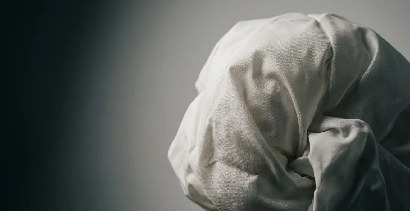 Concept symbolique de protection et sécurité pour un conducteur après un accident automobile