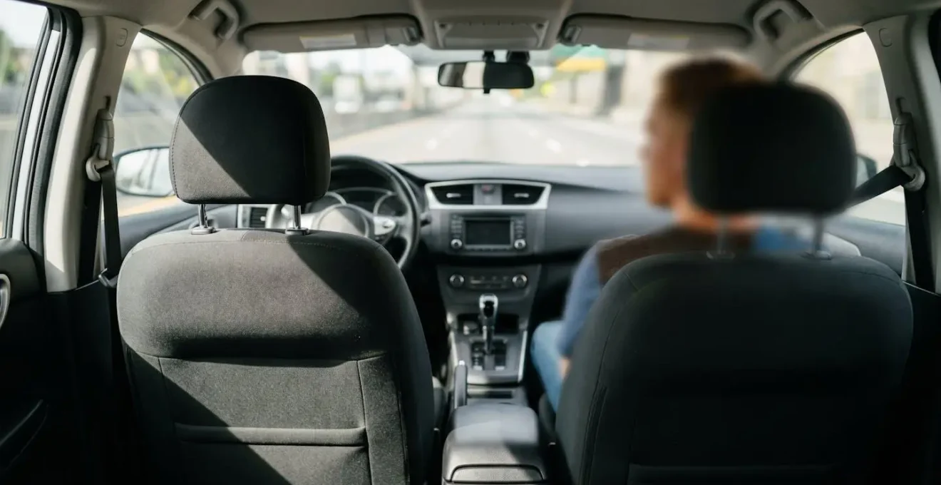 Intérieur de véhicule montrant la distinction entre conducteur et passager
