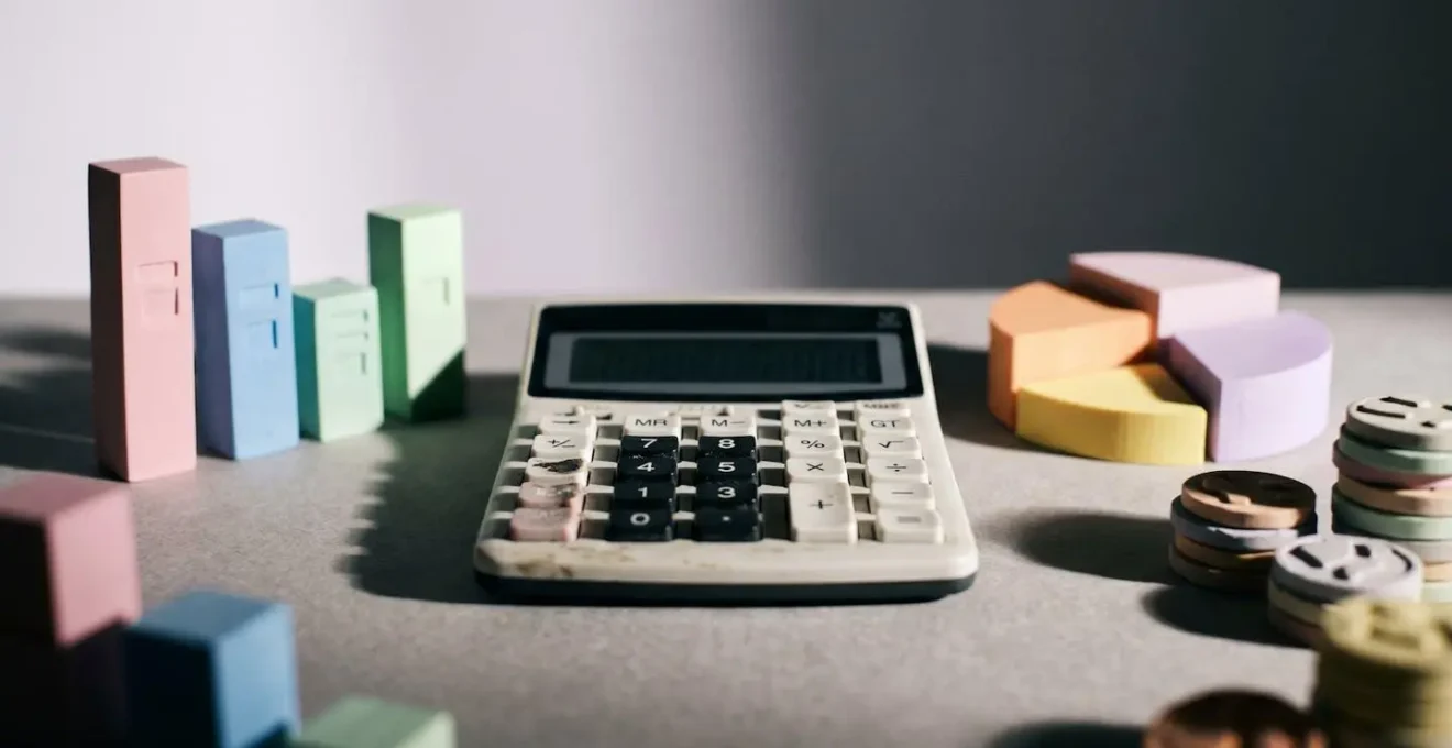 Calculatrice et graphiques financiers montrant l'évolution des mensualités